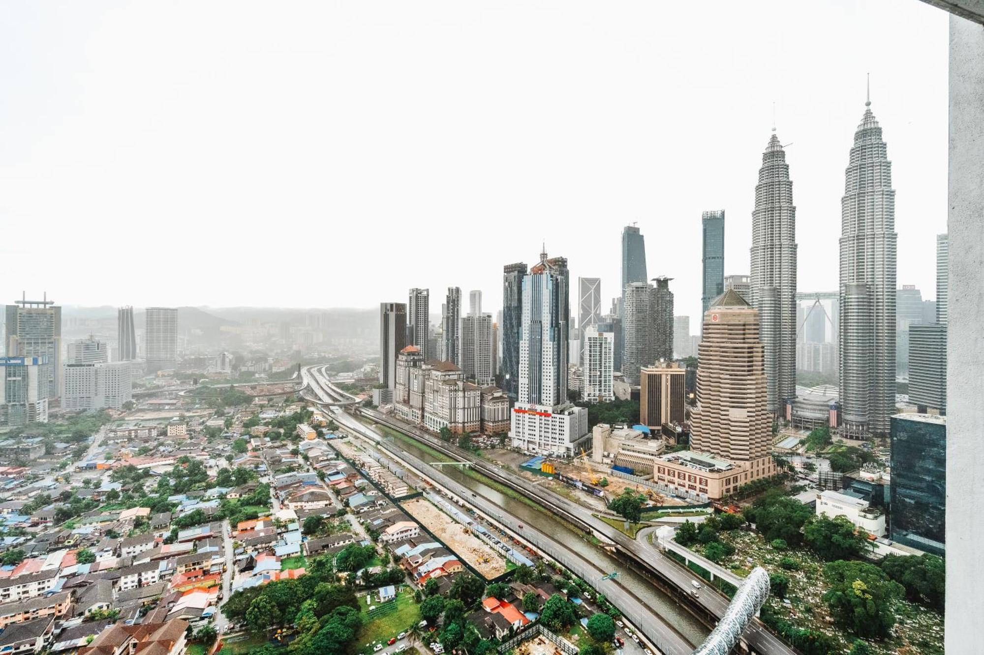 Cozy With Klcc View & 1 Min To Lrt Station Kuala Lumpur